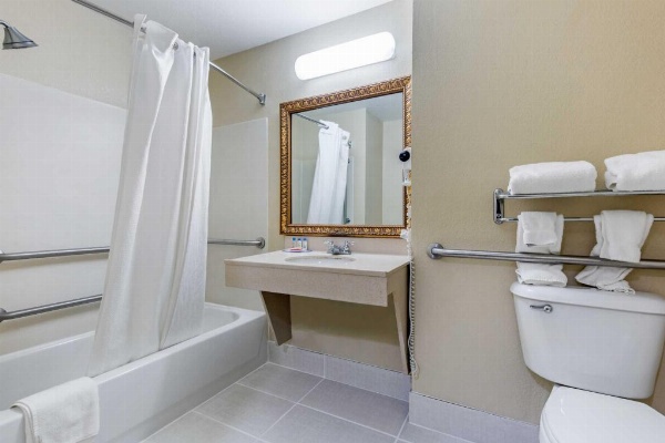 Rodeway Inn Waukegan image 18