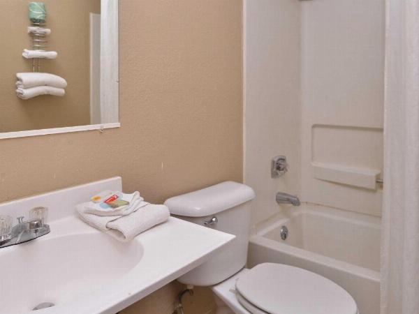 Rodeway Inn Waukegan image 21